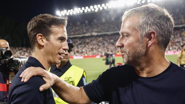 Hansi Flick saluda a Íñigo Pérez, entrenador del Rayo Vallecano