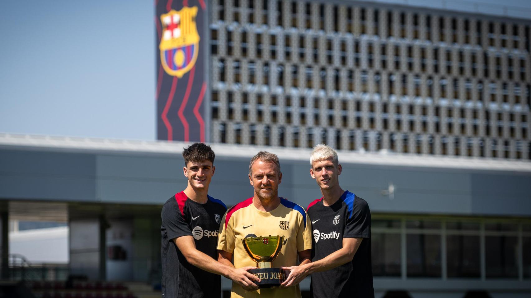 Hansi Flick posa con los únicos fichajes del Barça, Pau Víctor y Dani Olmo