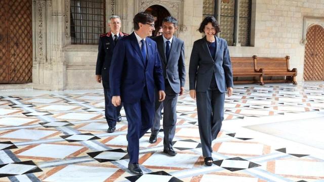 El presidente de la Generalitat, Salvador Illa, y la 'consellera' de Interior, Núria Parlon, con el nuevo director general de los Mossos, Josep Lluís Trapero, en el Palau de la Generalitat