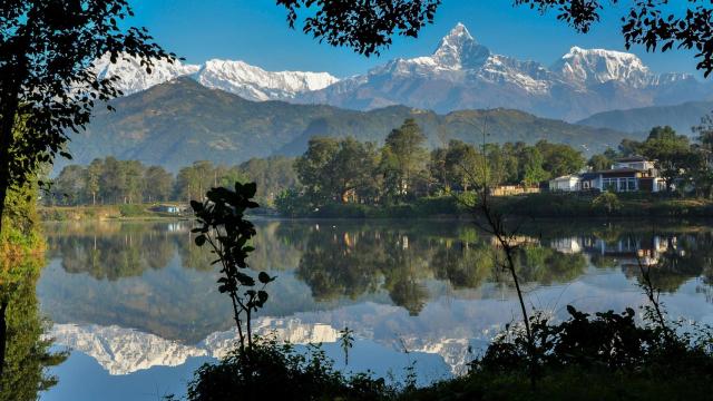 La ciudad de Pokhara, en Nepal, se asienta a orillas del lago phewa y es la puerta de entrada al circuito del Annapurna