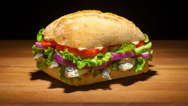 Un bocadillo de sardinas