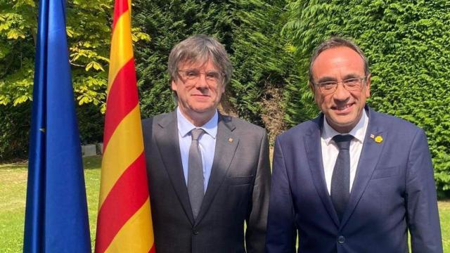 El prófugo Carles Puigdemont y el indultado Josep Rull, posando sonrientes en la mansión del primero en Bélgica