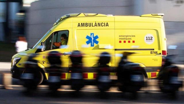 Imagen de una ambulancia del SEM durante un servicio