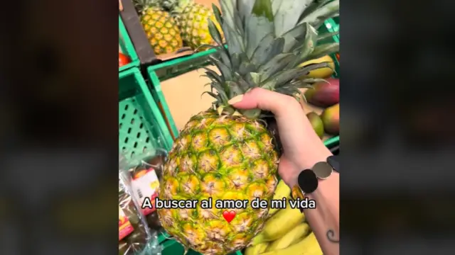 Ligar en el Mercadona utilizando una piña, la última moda de las redes sociales