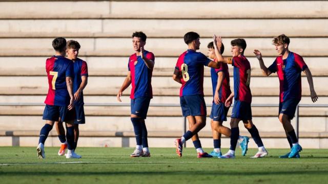 Los jugadores del Barça B se felicitan por un gol en un amistoso contra L'Hospitalet