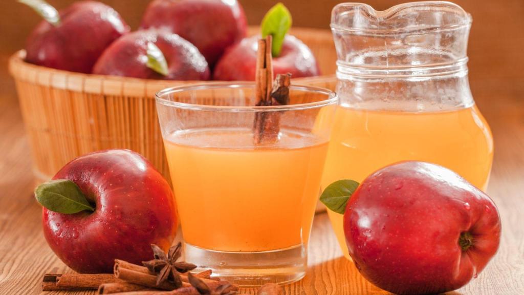 Manzanas y un vaso de sidra