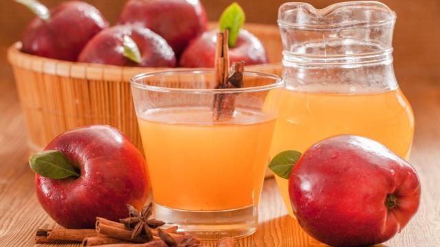 Manzanas y un vaso de sidra