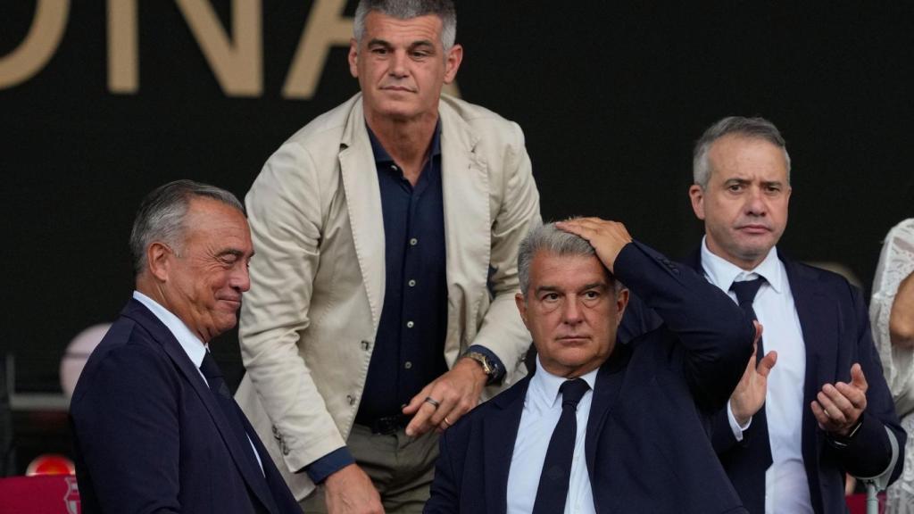 Joan Laporta, acompañado por Rafa Yuste y Enric Masip, en el palco del Estadio de Montjuïc