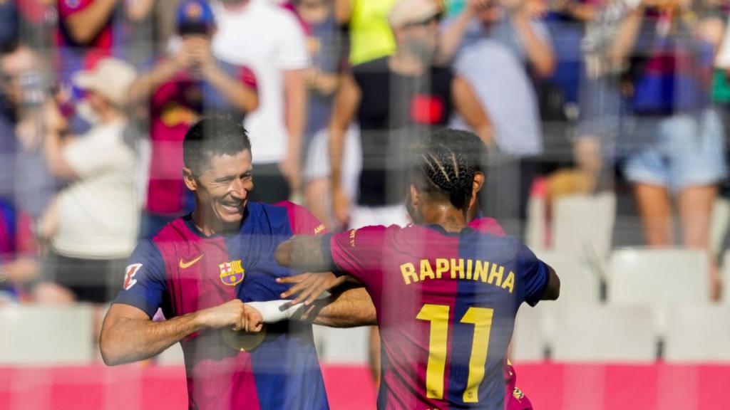 Raphinha y Lewandowski celebran un gol contra el Valladolid