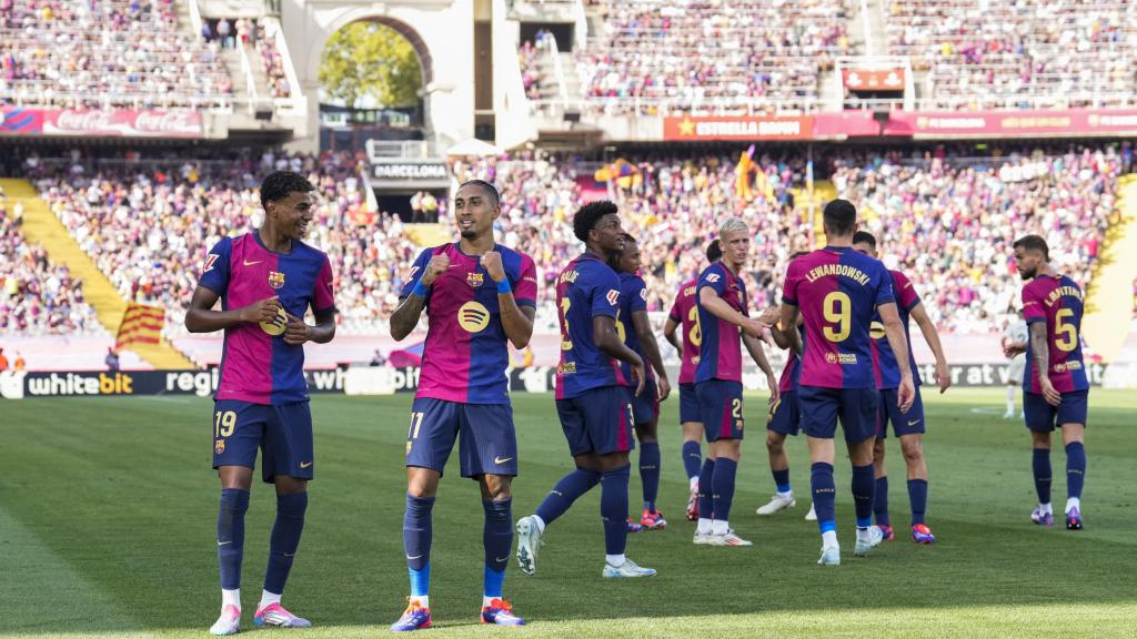 Raphinha y Lamine Yamal bailan para celebrar un gol del Barça