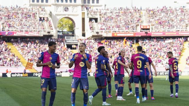 Lamine Yamal y Raphinha celebran un gol contra el Valladolid