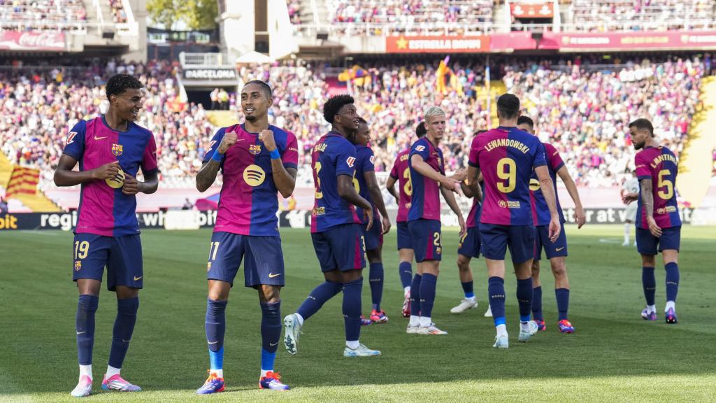 Lamine Yamal y Raphinha celebran un gol contra el Valladolid