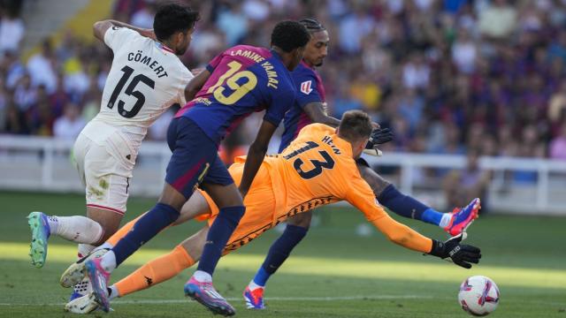 Raphinha marca uno de sus tres goles en la victoria del Barça contra el Valladolid