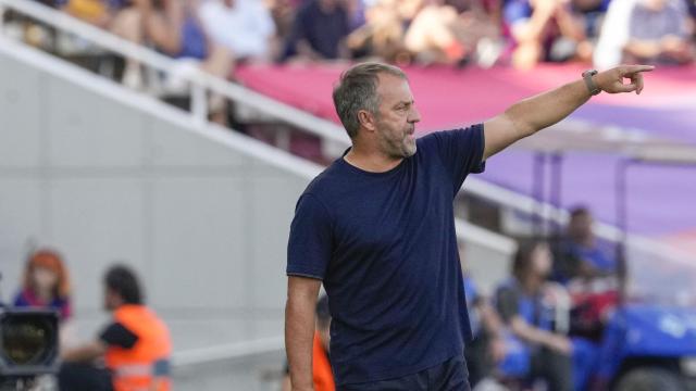 Hansi Flick da indicaciones a los jugadores del Barça en Montjuïc