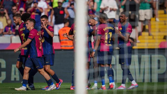 Los jugadores del Barça felicitan a Lewandowski por su gol contra el Valladolid