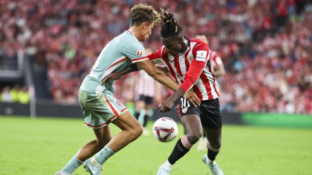 Nico Williams pelea el balón contra Marcos Llorente en el Athletic-Atlético