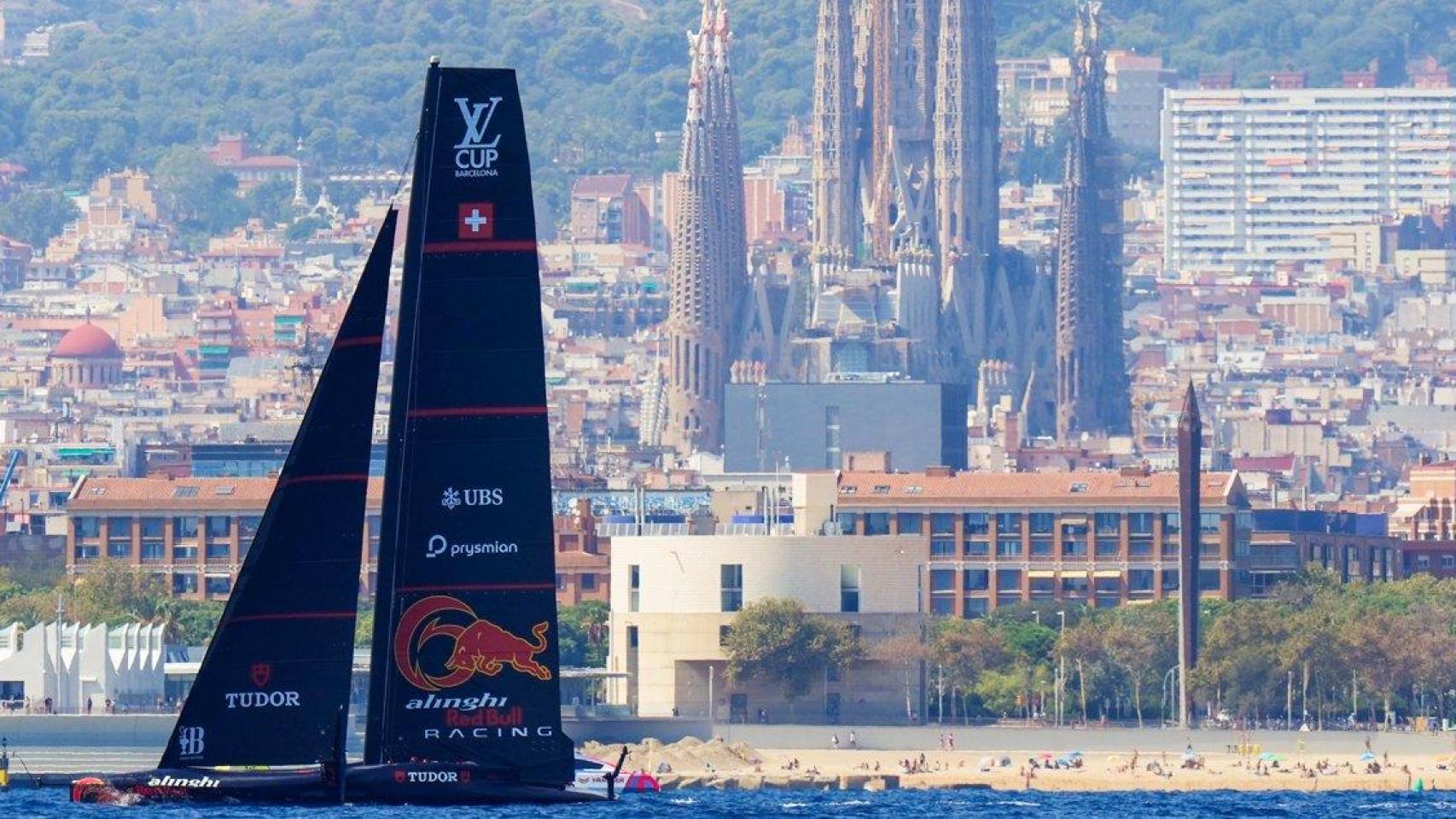 El AC75 del Emirates Team New Zealand y la Sagrada Familia de Barcelona de fondo