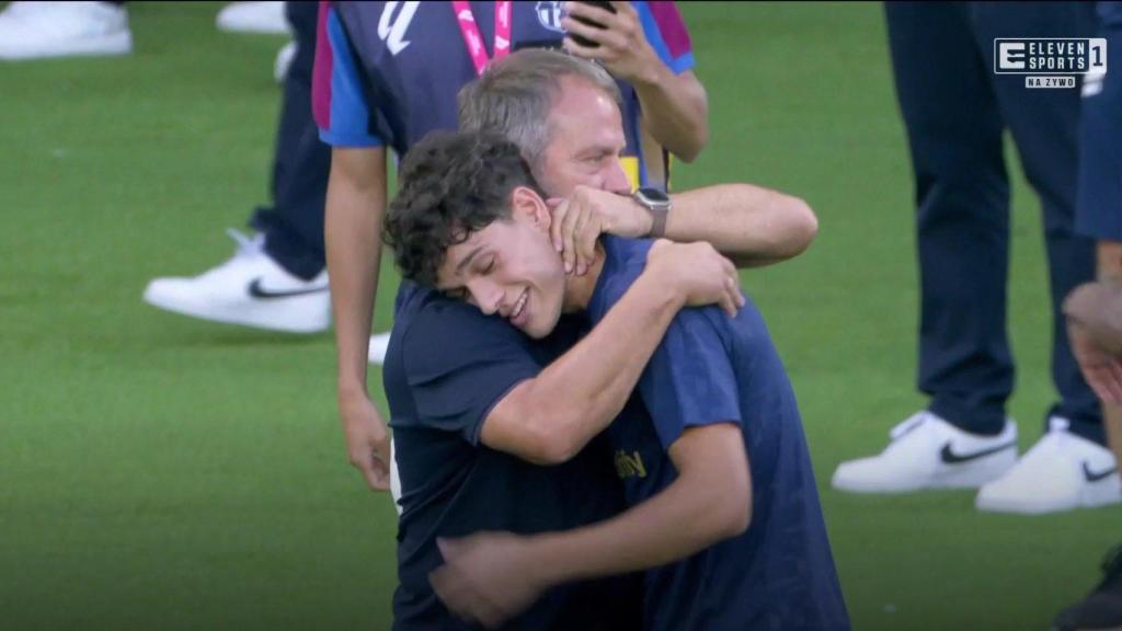 Hansi Flick se abraza con Héctor Fort tras el Barça-Valladolid