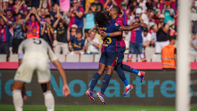 Jules Koundé y Raphinha celebran un gol en Montjuïc