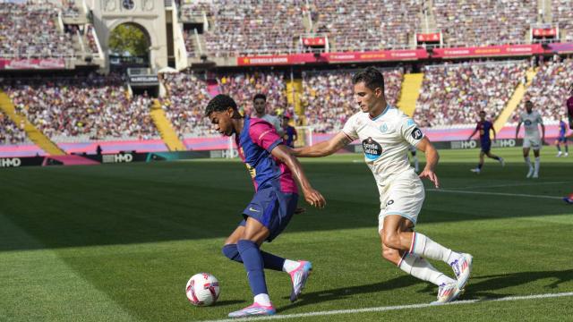 Lamine Yamal protege el balón durante el partido contra el Real Valladolid