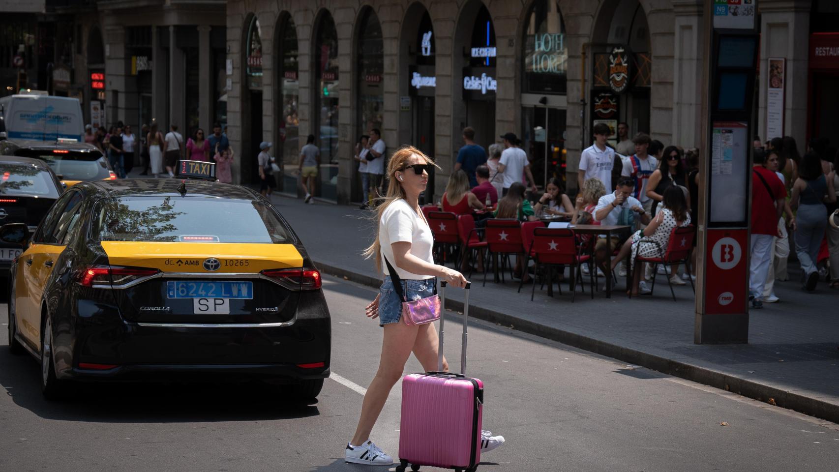 Imagen de archivo de una turista en el centro de Barcelona