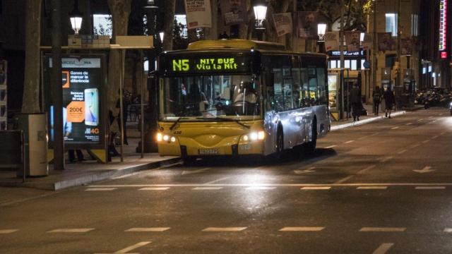 Imagen de un autobús del NitBus en la plaza Cataluña de Barcelona