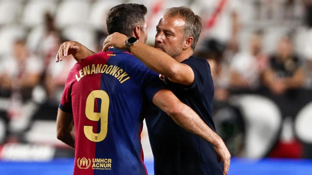 El abrazo entre Lewandowski y Hansi Flick tras la victoria del Barça en Vallecas