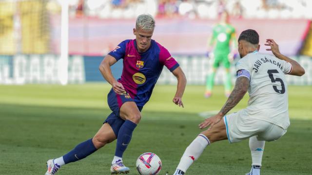 Dani Olmo encara a Javi Sánchez en el Barça-Valladolid