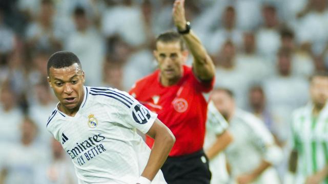 Kylian Mbappé, con Alberola Rojas de fondo, en el partido del Real Madrid contra el Betis