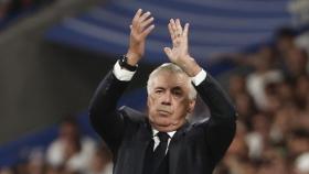 Carlo Ancelotti aplaude a la afición del Santiago Bernabéu tras la victoria contra el Betis