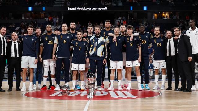 El Real Madrid de basket festeja la conquista de la Supercopa