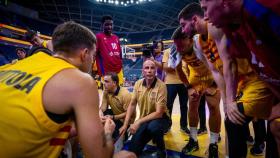 Joan Peñarroya da instrucciones a los jugadores del Barça de basket durante un amistoso