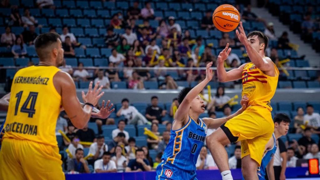 Juan Núñez asiste para Willy Hernangómez en el triunfo del Barça contra los Beijing Ducks