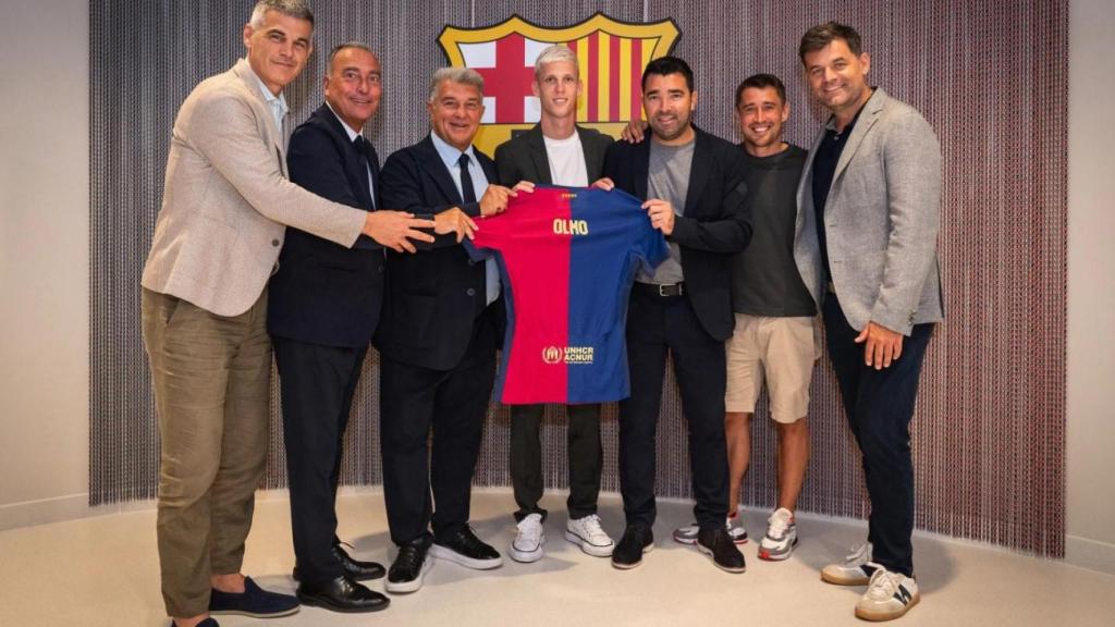 Dani Olmo celebra su fichaje por el Barça con los componentes de la comisión deportiva