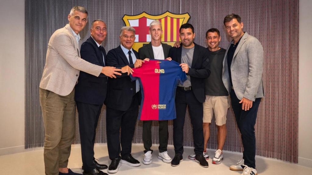 Dani Olmo celebra su fichaje por el Barça con los componentes de la comisión deportiva