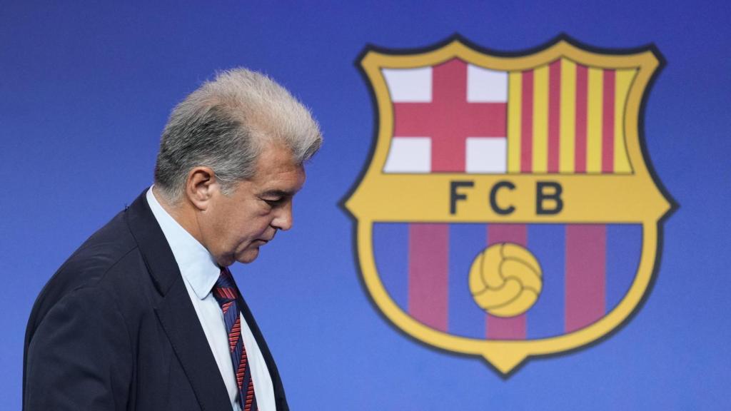 Joan Laporta, pensativo durante una rueda de prensa en el Auditori 1899