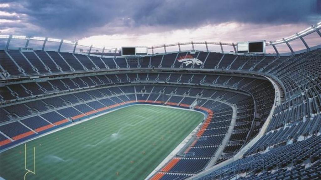 Grada y terreno de juego del Empower Field, sede de los Denver Broncos