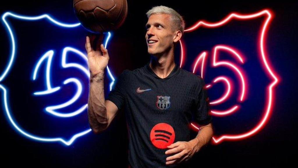 Dani Olmo, con la camiseta negra del Barça