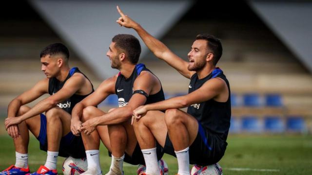 Pedri, Ferran Torres y Éric García, en un entrenamiento del Barça