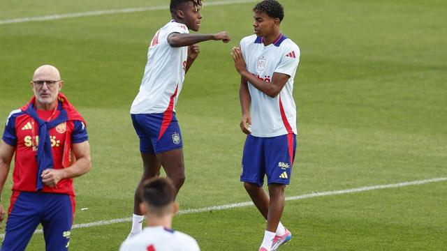 Lamine Yamal y Nico Williams bromean durante un entrenamiento de la selección española