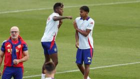 Lamine Yamal y Nico Williams bromean durante un entrenamiento de la selección española