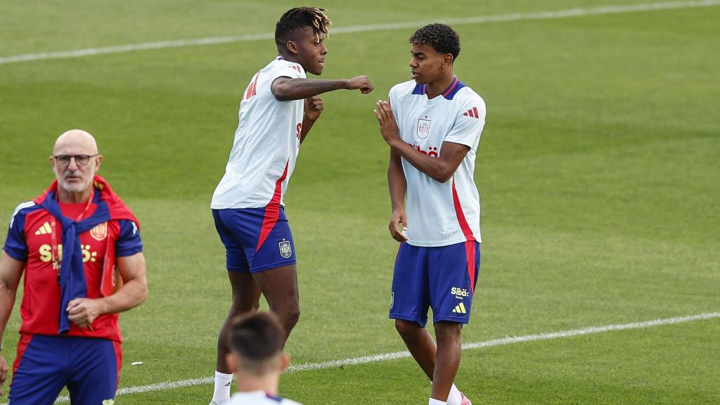 Lamine Yamal y Nico Williams bromean durante un entrenamiento de la selección española