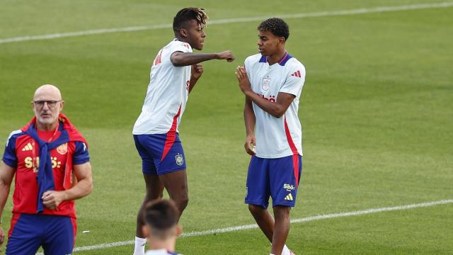 Lamine Yamal y Nico Williams bromean durante un entrenamiento de la selección española