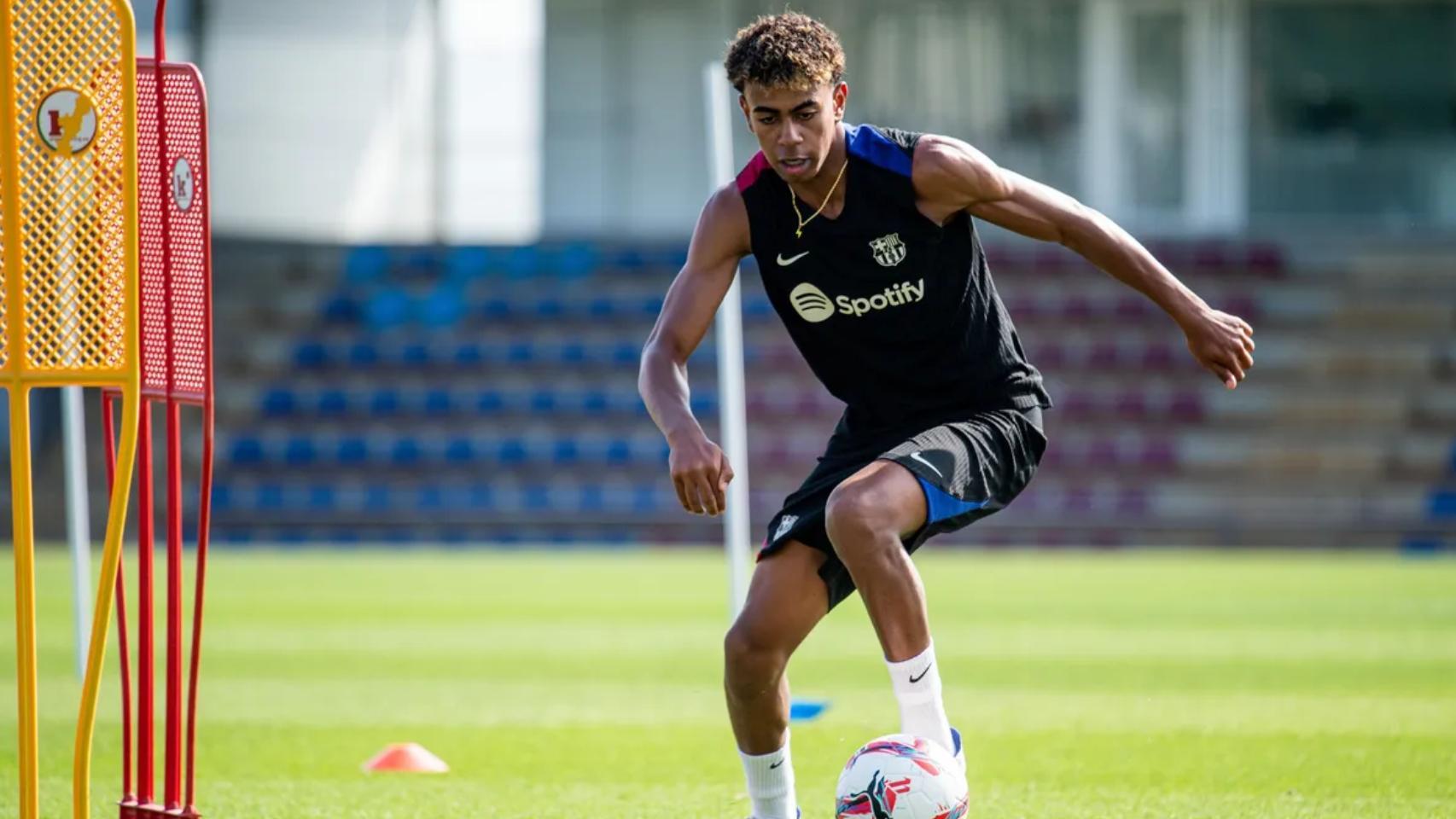 Lamine Yamal, durante un entrenamiento del primer equipo del Barça