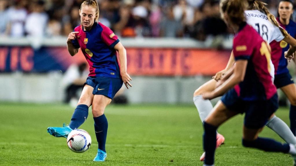 Keira Walsh realiza un pase en el amistoso del Barça Femenino contra el Bay FC