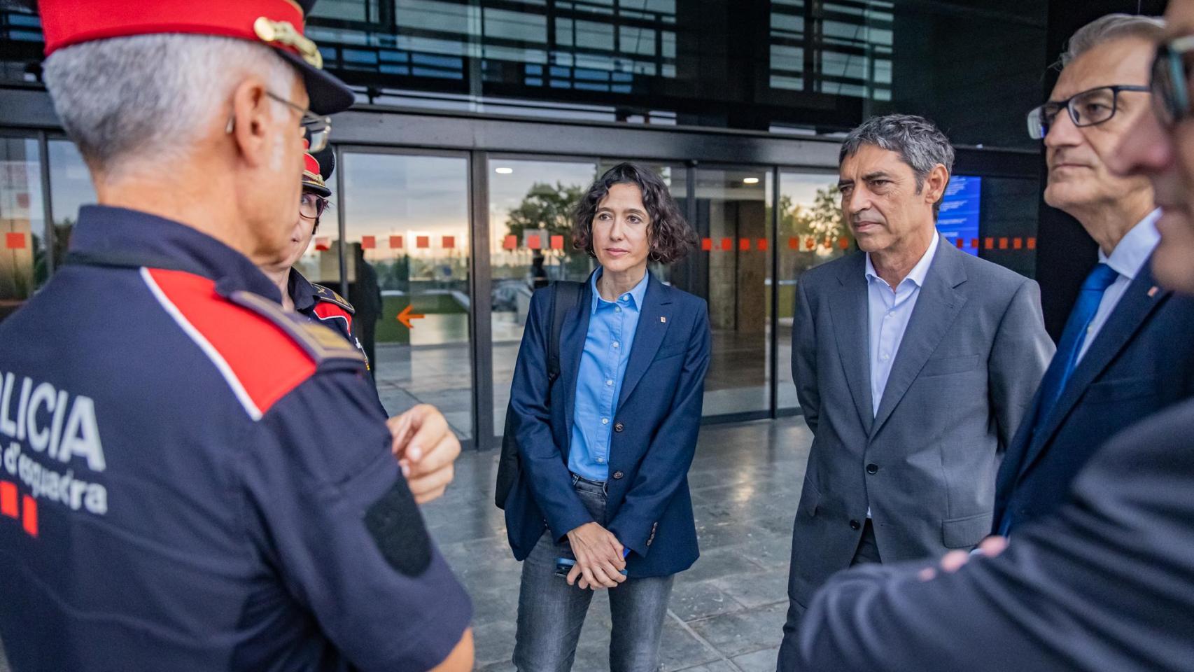 La consejera Núria Parlon (PSC) acompañada del director general de la policía, Josep Lluís Trapero, durante su última vista al Complejo Central de los Mossos d'Esquadra