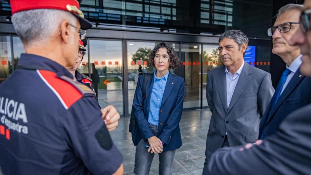 La consejera Núria Parlon (PSC) acompañada del director general de la policía, Josep Lluís Trapero, durante una vista al Complejo Central de los Mossos d'Esquadra