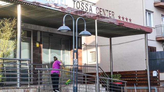 Una trabajadora limpia las escaleras del Hotel Tossa Center donde tienen previsto alojarse los primeros 100 migrantes solicitantes de asilo,