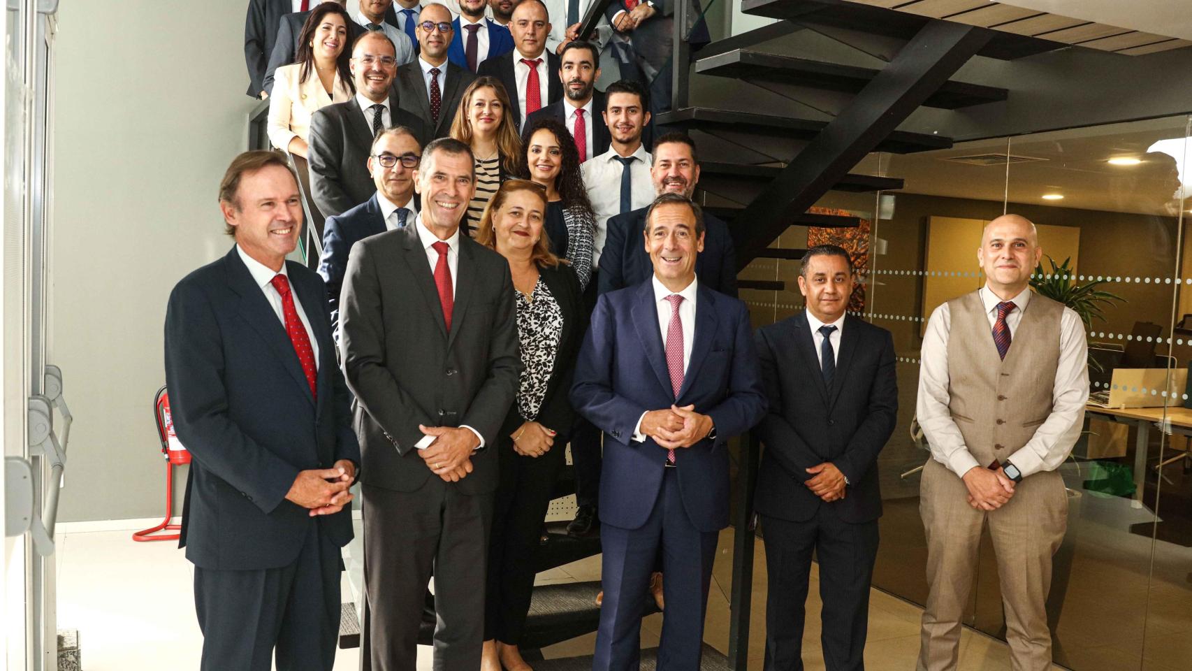 El consejero delegado de CaixaBank, Gonzalo Gortázar, durante su visita a la oficina del banco en Casablanca