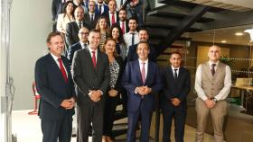 El consejero delegado de CaixaBank, Gonzalo Gortázar, durante su visita a la oficina del banco en Casablanca